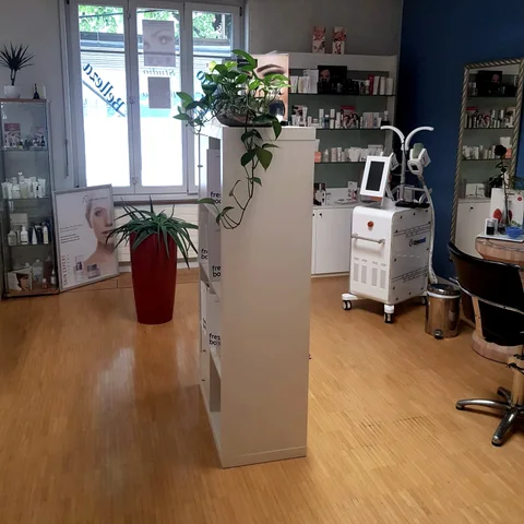Helle Produktauslage mit ausgewählten Kosmetikartikeln