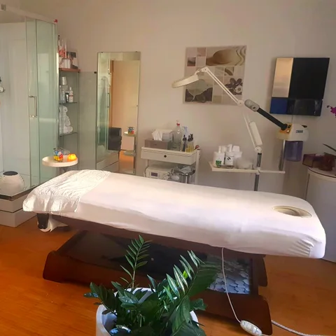 Behandlungsplatz mit Massage- und Pflegeliege