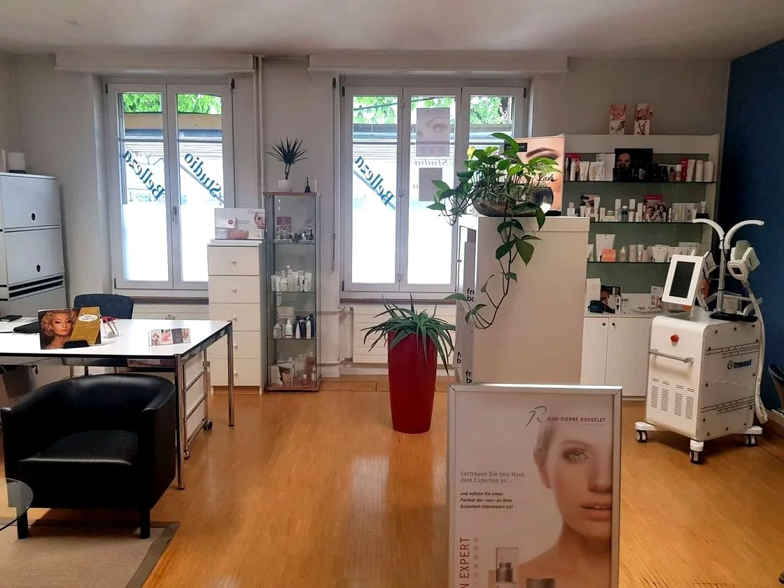Kosmetiksalon mit Produkten und Behandlungsbereich